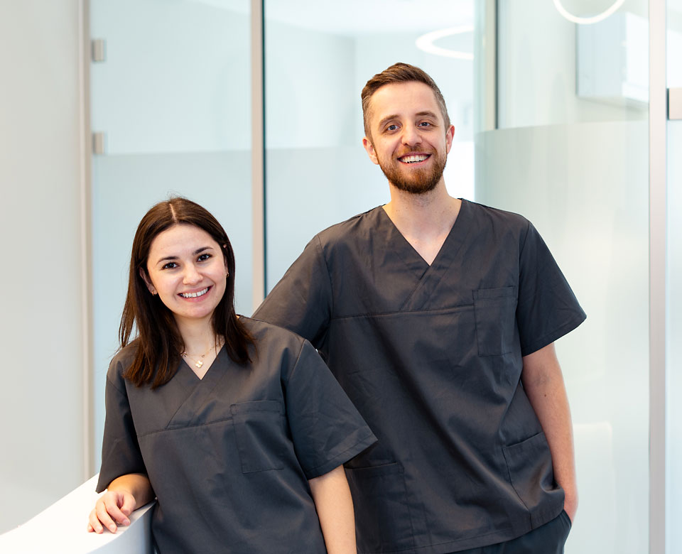 Portrait von unseren Ärzten Merve Tepe und Ilya Friesen. 